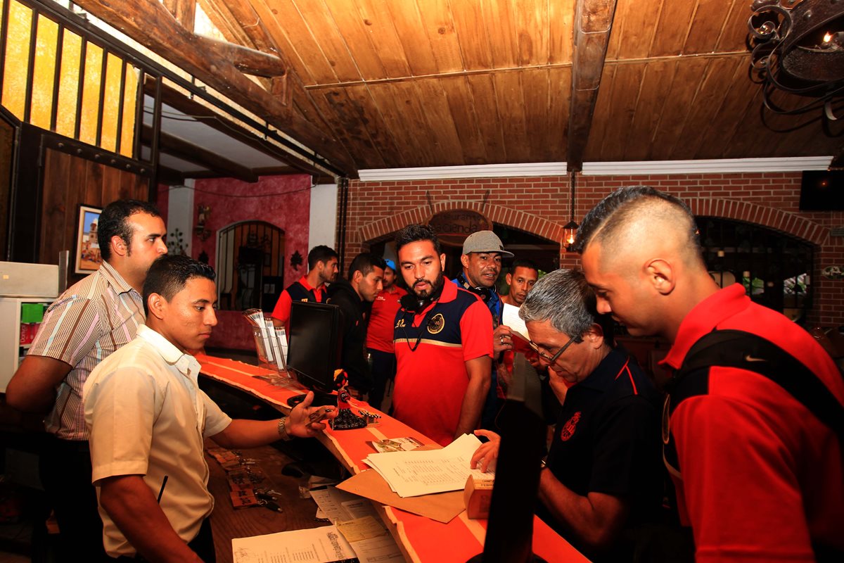 Los jugadores rojos a su llegada al hotel de concentración en El Rancho, El Progreso. (Foto Prensa Libre: Carlos Vicente)