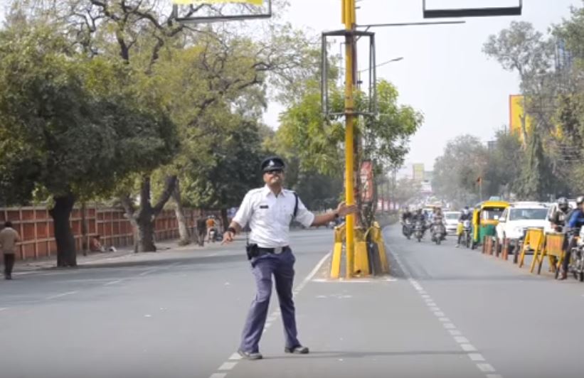 El agente de tránsito labora en Indore, India. (Foto Prensa Libre: GQ India)