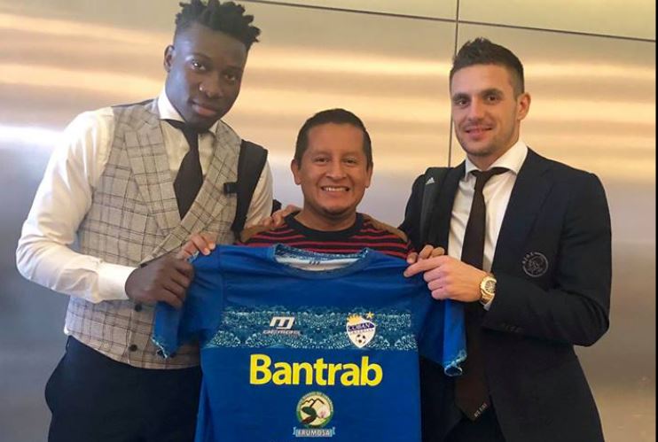 André Onana y Dusan Tadic, jugadores de Ajax, posan con el cobanero Otto Tippol en el Aeropuerto de Atenas. (Foto Otto Tippol).