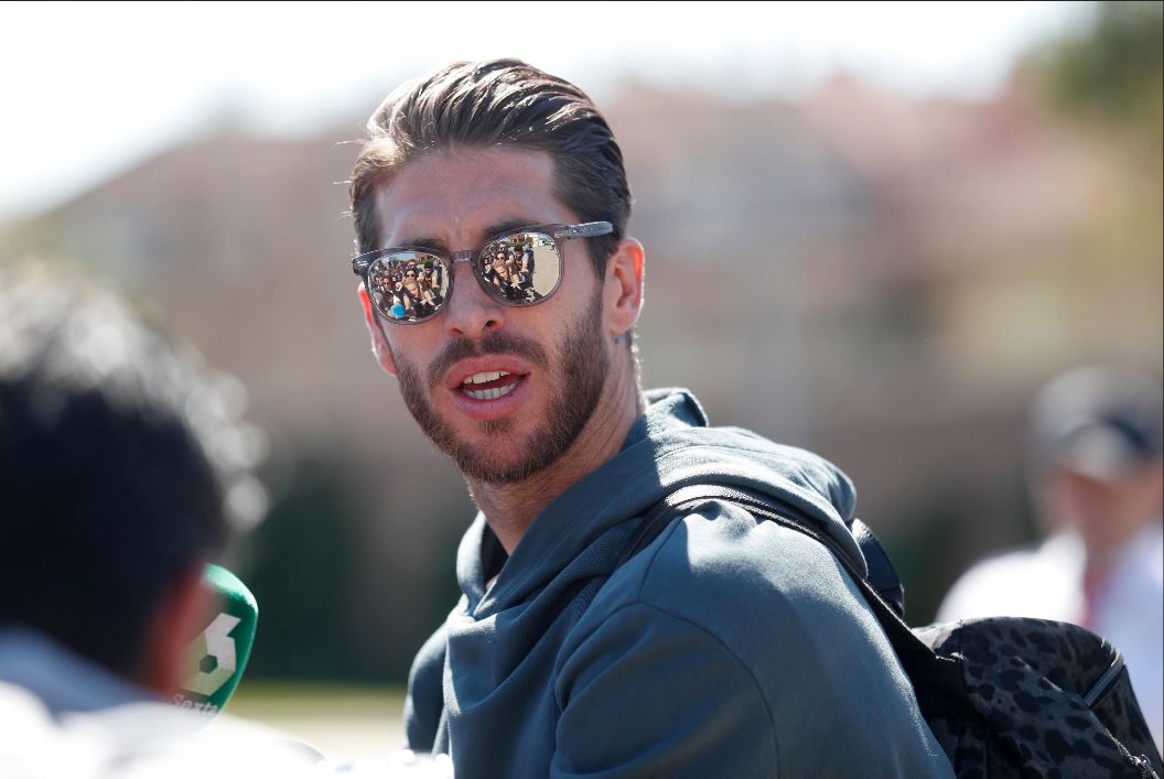 Sergio Ramos a su llegada a la concentración con la selección española que prepara el partido de clasificación para el Mundial de Rusia 2018 ante Israel. (Foto Prensa Libre: EFE)