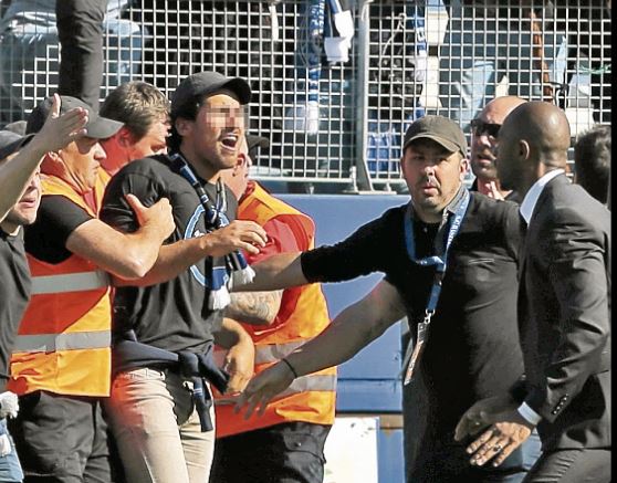 Este es uno de los aficionados que ingresó al campo y fue retenido por la seguridad del estadio. (Foto Prensa Libre: Hemeroteca PL)