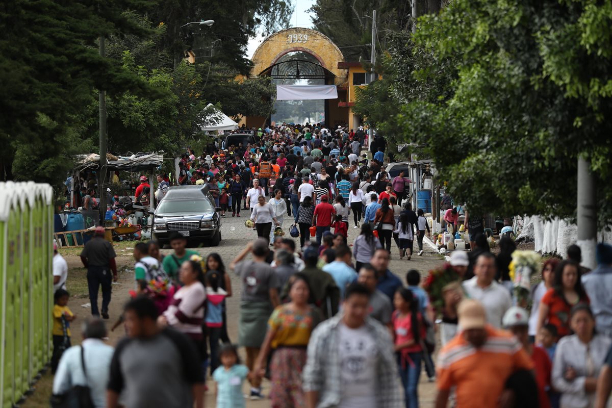 El Cementerio La Verbena, zona 7 de la capital fue visitado por miles de personas, quienes se dieron cita desde las 6 horas. (Foto Prensa Libre: Esbin García)