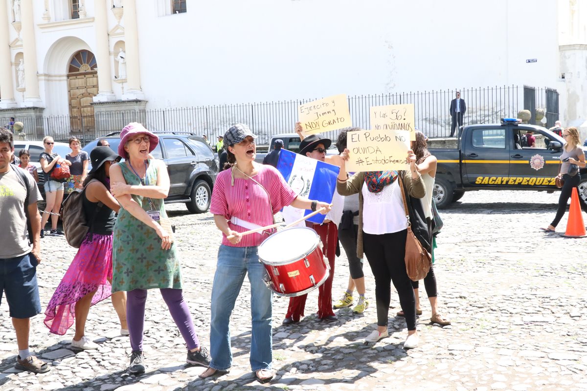 La manifestación pacífica se realizó luego del acto protocolario donde participó el vicepresidente, Jafeth Cabrera. (Foto Prensa Libre: Renato Melgar)