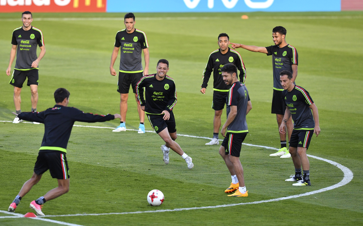 La selección de México ya trabaja en Kazán con vistas a la Copa Confederaciones, guiada por el delantero Javier Hernández. (Foto Prensa Libre: AFP)