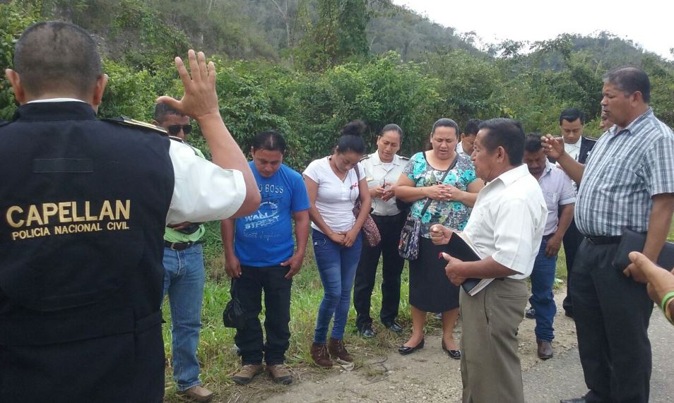 El grupo de evangélicos ora en un punto de la ruta de San Francisco a Sayaxché. (Foto Prensa Libre: Rigoberto Escobar)