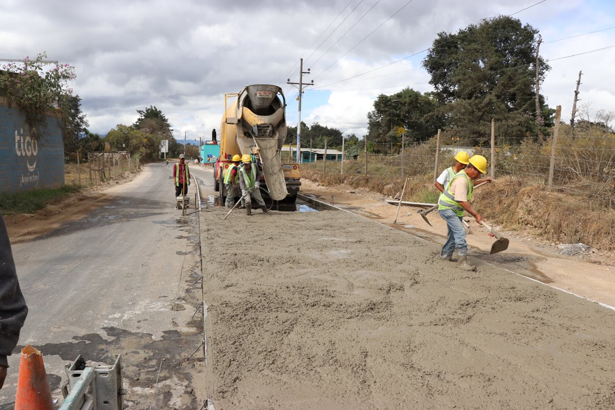 Según vecinos y transportista, las grietas demuestran la mala calidad de la carretera. (Foto Prensa Libre: Yésica Tol)