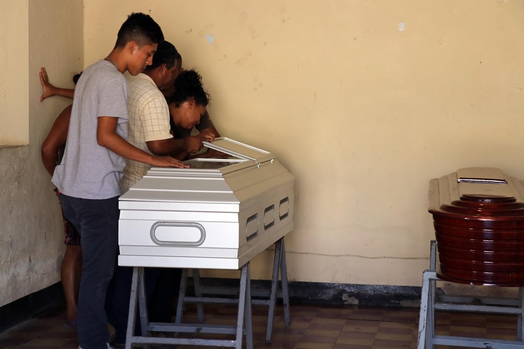 Familiares lloran sobre el féretro de Hugo Leonel, el niño asesinado junto a su madres en Asunción Mita, Jutiapa. (Foto Prensa Libre: Hugo Oliva)