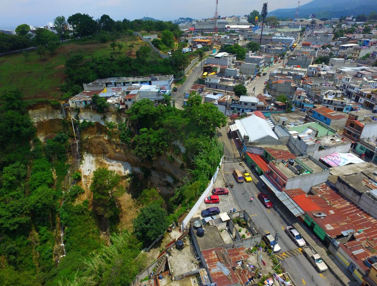 Por el deslizamiento de hace casi dos años en la colonia Hamburgo, zona 8 de Mixco, fue cerrado el paso de vehículos. (Foto Prensa Libre: Álvaro Interiano)