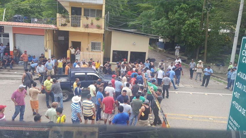 Pilotos del transporte de carga, pedían a la SAT restablecer el servicio, en la Aduanas El Florido, frontera con Honduras, para poder continuar su ruta. (Foto, Prensa Libre: Cortesía)