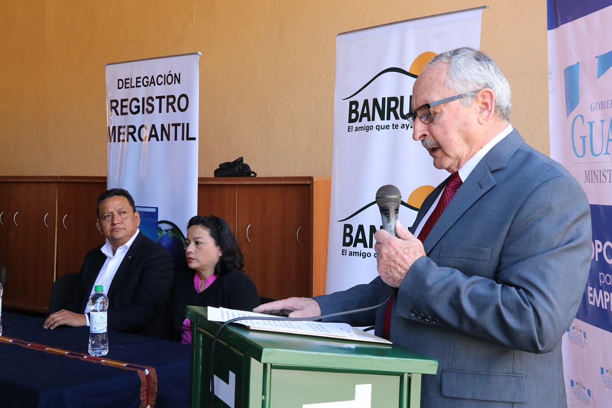 Rodrigo Valladares, registrador mercantil, participa en la inauguración de la sede departamental de esa institución en Antigua Guatemala. (Foto Prensa Libre: Julio Sicán)