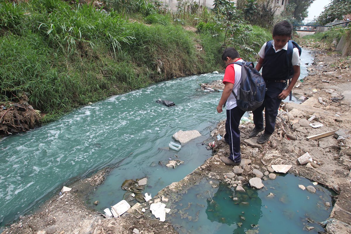 Los vecinos notaron que el agua del río Platanitos, en Villa Nueva, comenzó a teñirse de rojo en horas de la noche. (Foto Prensa Libre: Cortesía)