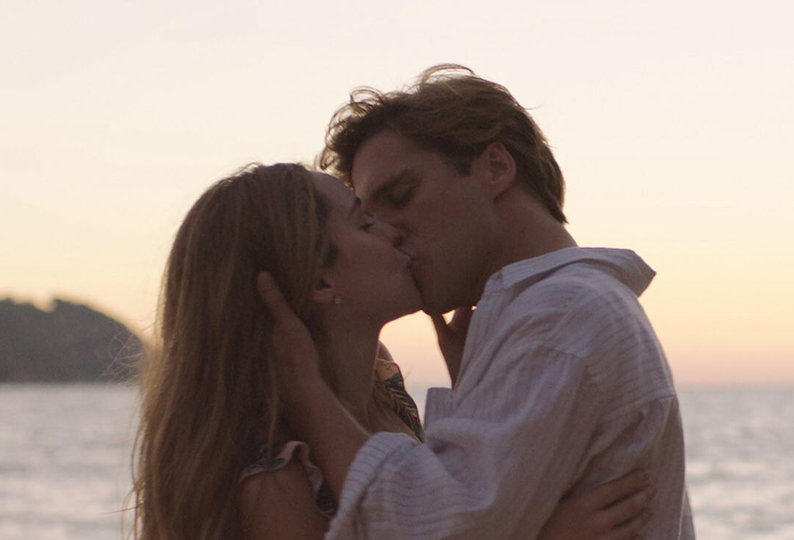 Camila Sodi y Diego Boneta... ¿se besan por profesión o por amor? (Foto Prensa Libre: Instagram / Netflix)