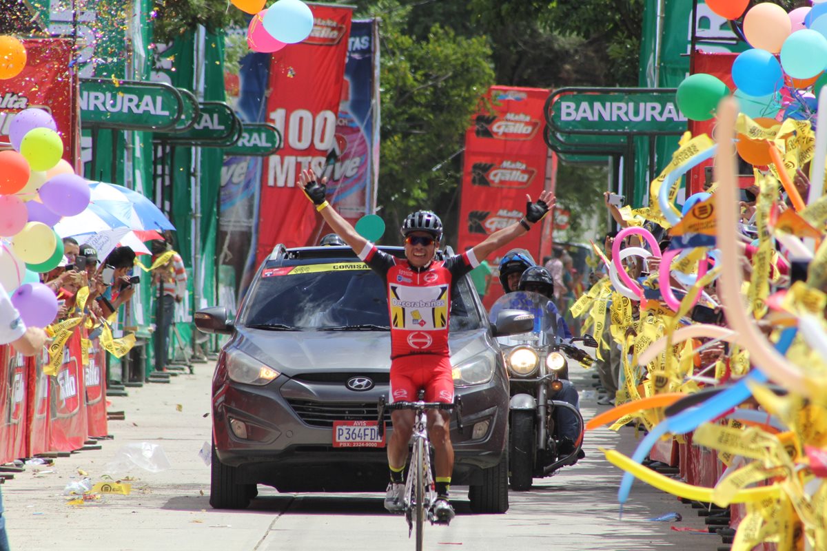 Alfredo Ajpacajá levanta las manos para festejar su ingreso a la meta en El Progreso, Jutiapa. (Foto Prensa Libre: Hugo Oliva)