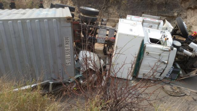 Tráiler accidentado en ruta al Atlántico causa la muerte de una persona en Río Hondo, Zacapa. (Foto Prensa Libre: Víctor Gómez)