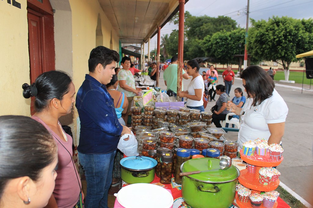 Visitantes compran dulces típicos en unas de las ventas de San Francisco, Petén. (Foto Prensa Libre: Walfredo Obando)