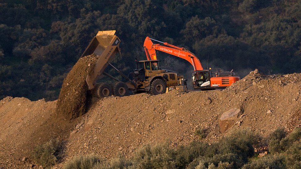 La zona está llena de maquinaria pesada para excavar varios túneles.