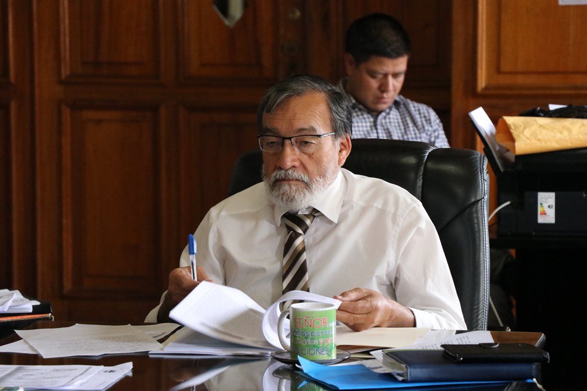 El alcalde Luis Grijalva asistió este jueves a una sesión extraordinaria del Concejo y mañana viajará a Argentina. (Foto Prensa Libre: María José Longo)