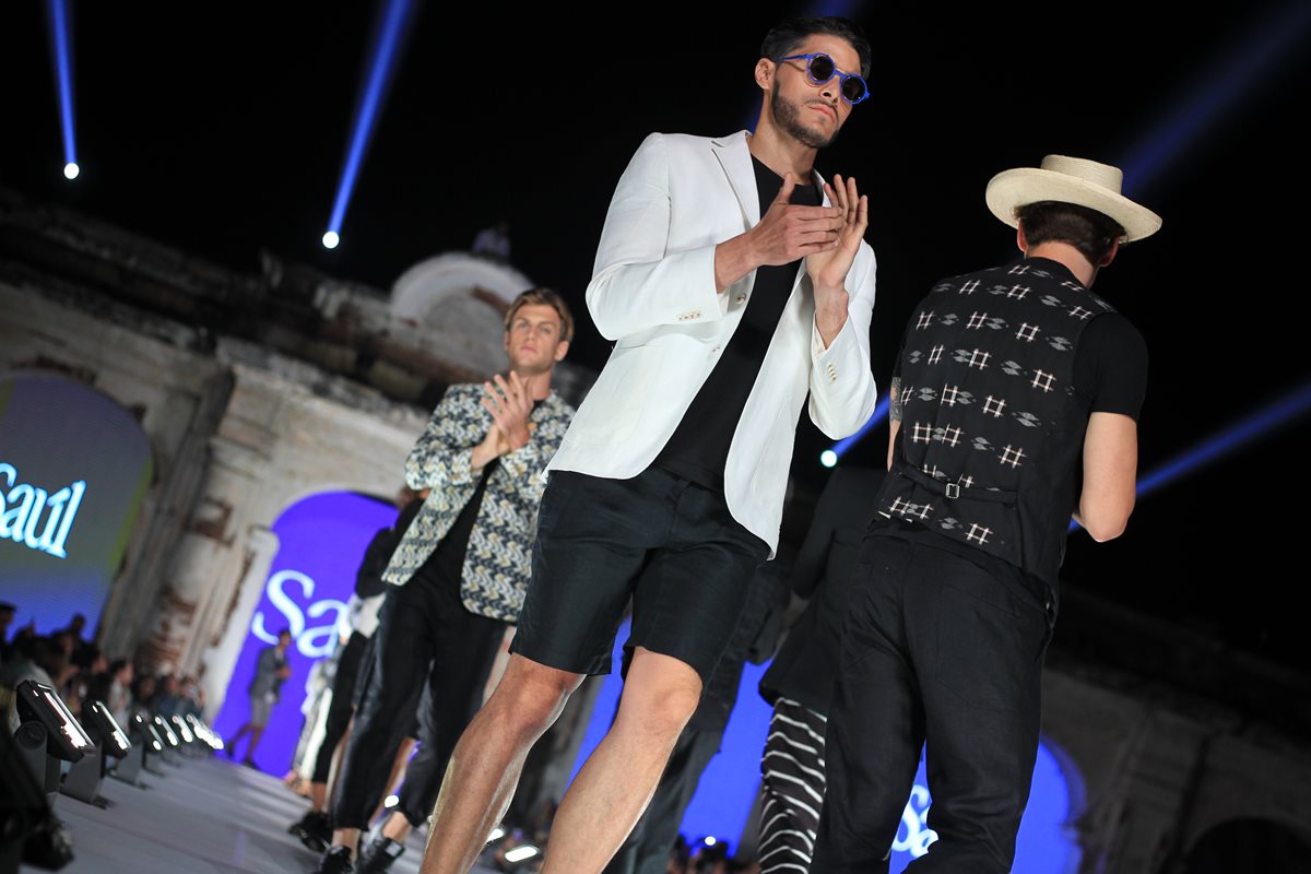 Modelos en el desfile de la colección verano 2017 de Saúl E. Méndez. (Foto Prensa Libre: Esbin García).