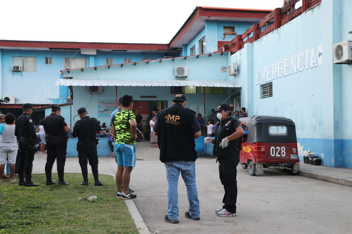 Parqueo del hospital donde murió la víctima, en San Benito. (Foto Prensa Libre: Rigoberto Escobar).