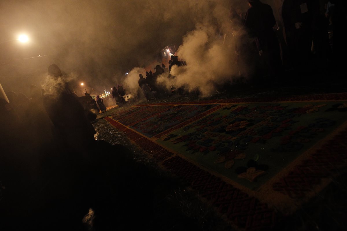 El aroma en las calles de esta resina es sinónimo de Semana Santa. (Foto Prensa Libre: Óscar Rivas)