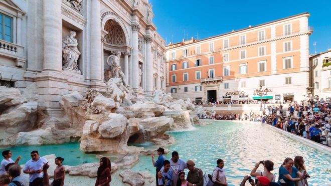 Millones de turistas visitan la fuente cada año lanzado monedas al tiempo que piden un deseo. GETTY IMAGES