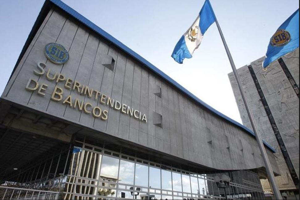 La Superintedencia de Bancos informó que las agencias bancarias del país permanecerán cerradas el 25 de diciembre. (Foto Prensa Libre: Hemeroteca)