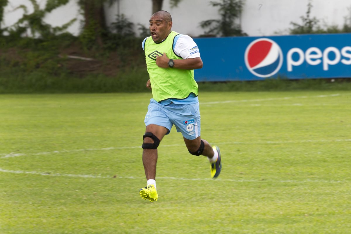 Juan Carlos Plata acompañó a los jugadores durante el entrenamiento de este lunes. (Foto Prensa Libre: Norvin Mendoza)