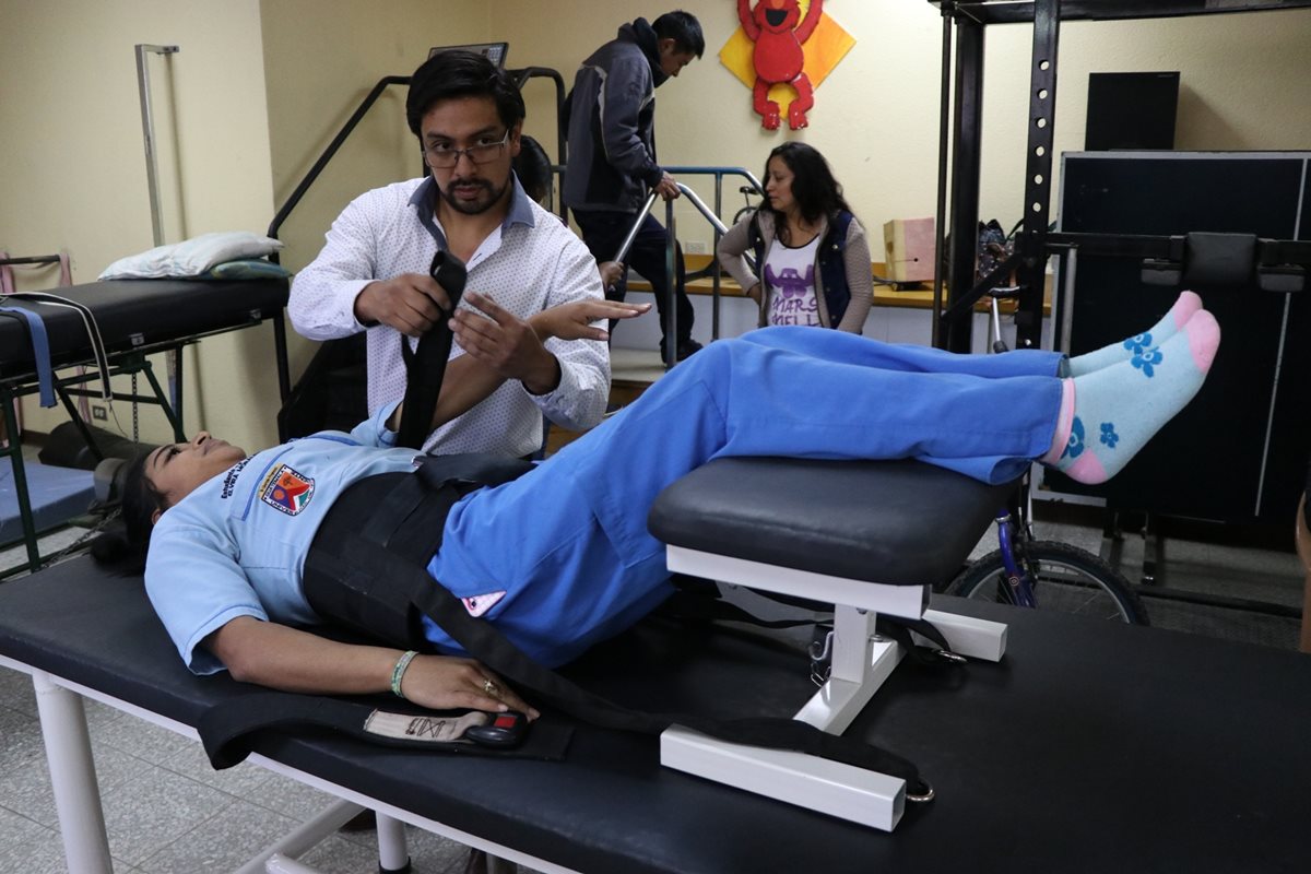 El estudiante de Ingeniería del Cunoc, José Fernández, muestra cómo funciona el equipo que donó al hospital de Xela. (Foto Prensa Libre: María José Longo)