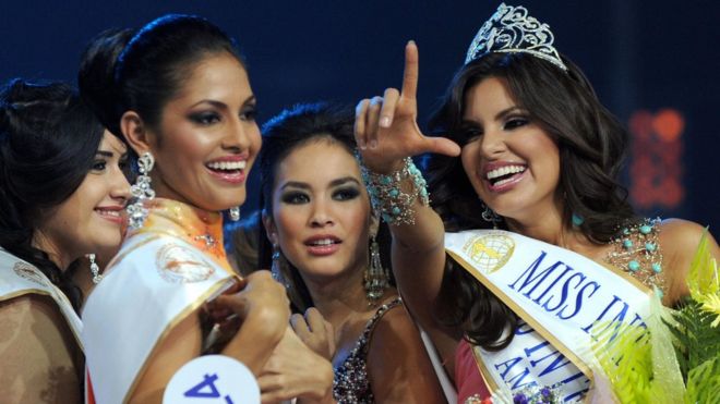 Hannelly Quintero (dcha.) se encuentra entre las reinas de la belleza que realizaron acusaciones. GETTY IMAGES