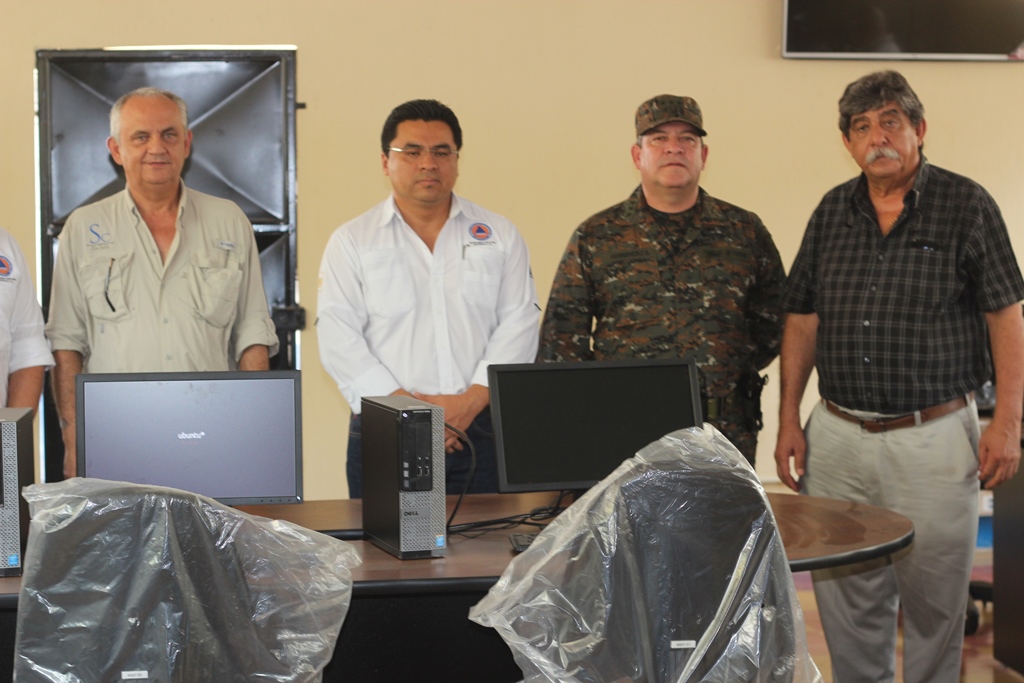 Representantes de distintas instituciones participan en la inauguración del COE, en Zacapa. (Foto Prensa Libre: Edwin Paxtor).