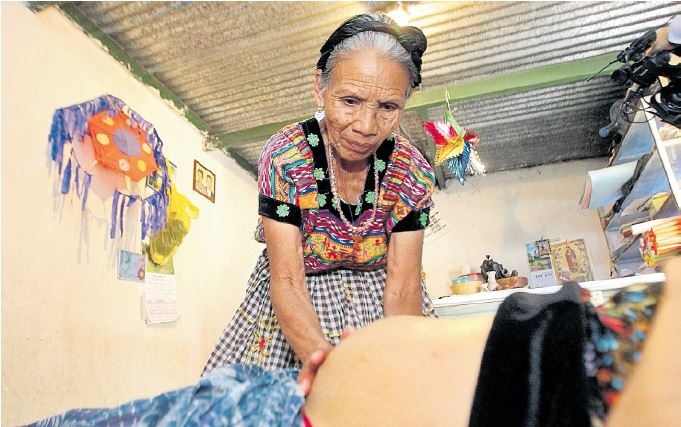 Las mujeres encargadas de la labor del parto son vistas como guías y se ganan el respeto de las comunidades. María Alejandra Raxón Gómez revisa un caso en Cerro Partido, Chinautla. (Foto Prensa Libre: Álvaro Interiano)