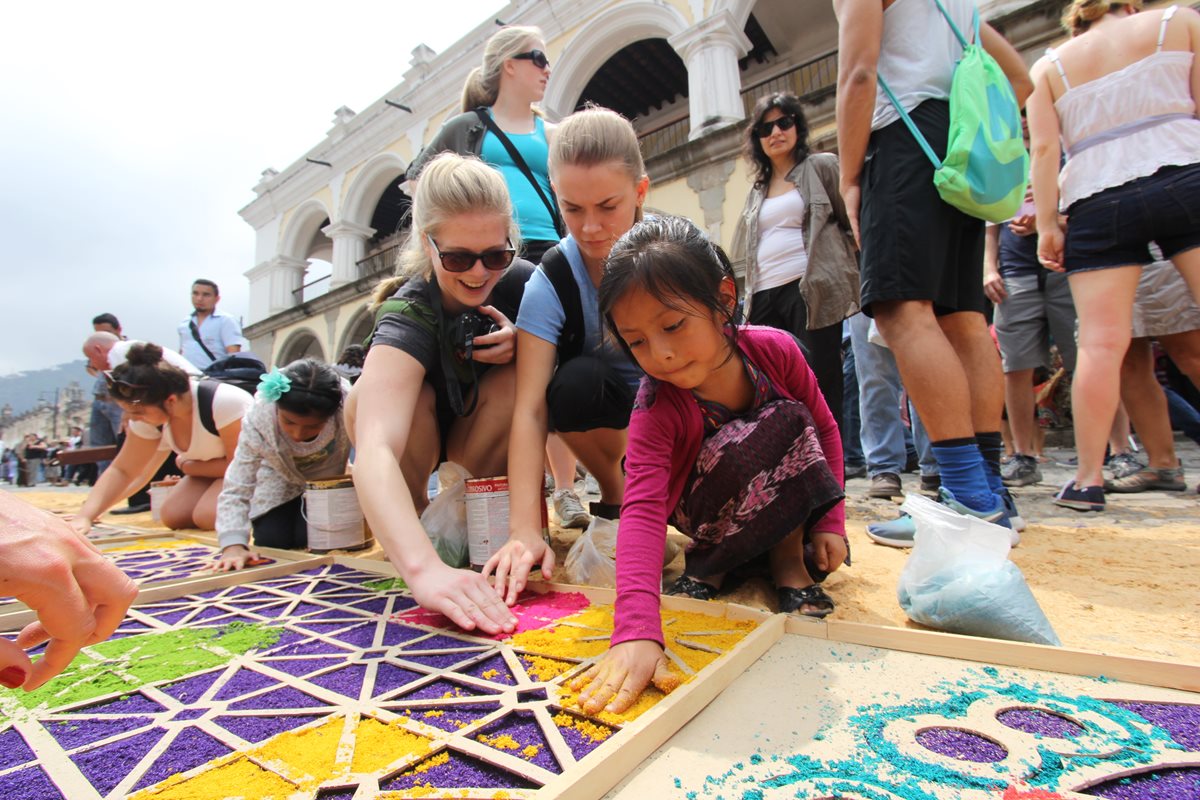 Aún quedan cinco talleres programados para la elaboración de alfombras, en diferentes municipios. (Foto, Prensa Libre: Cortesía Inguat)