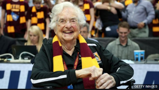 La capellán del equipo de baloncesto de la Universidad Loyola Chicago, Jean Dolores-Schmidt, es mucho más que eso: recoge información de los rivales, les habla a los jugadores antes de los partidos y hace análisis posteriores. (Foto Prensa Libre: BBC Mundo)