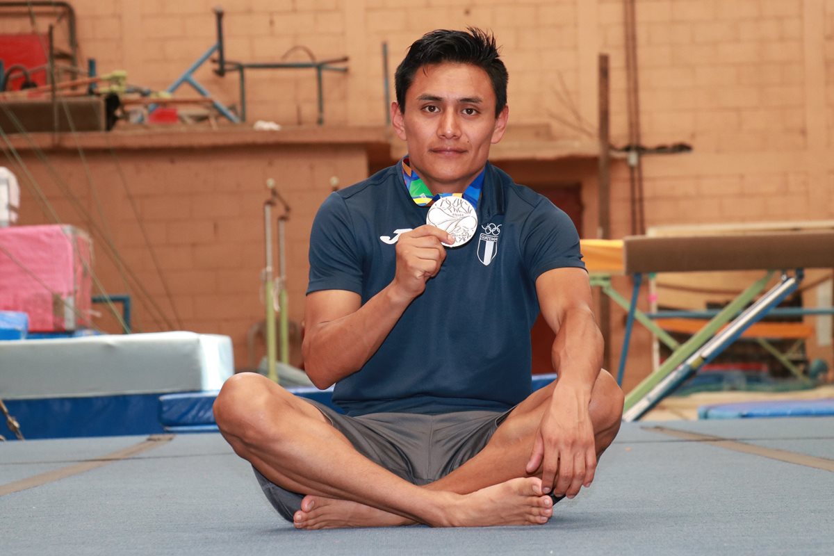 José Ixtacuy muestra la medalla de plata ganada en los pasados Juegos Centroamericanos y del Caribe. (Foto Prensa Libre: Raúl Juárez
