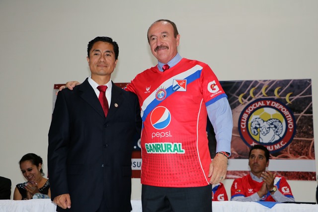 Rafael Loredo junto al Duilio Fuentes, Presidente del club, durante la presentación oficial. (Foto Prensa Libre: Carlos Ventura).