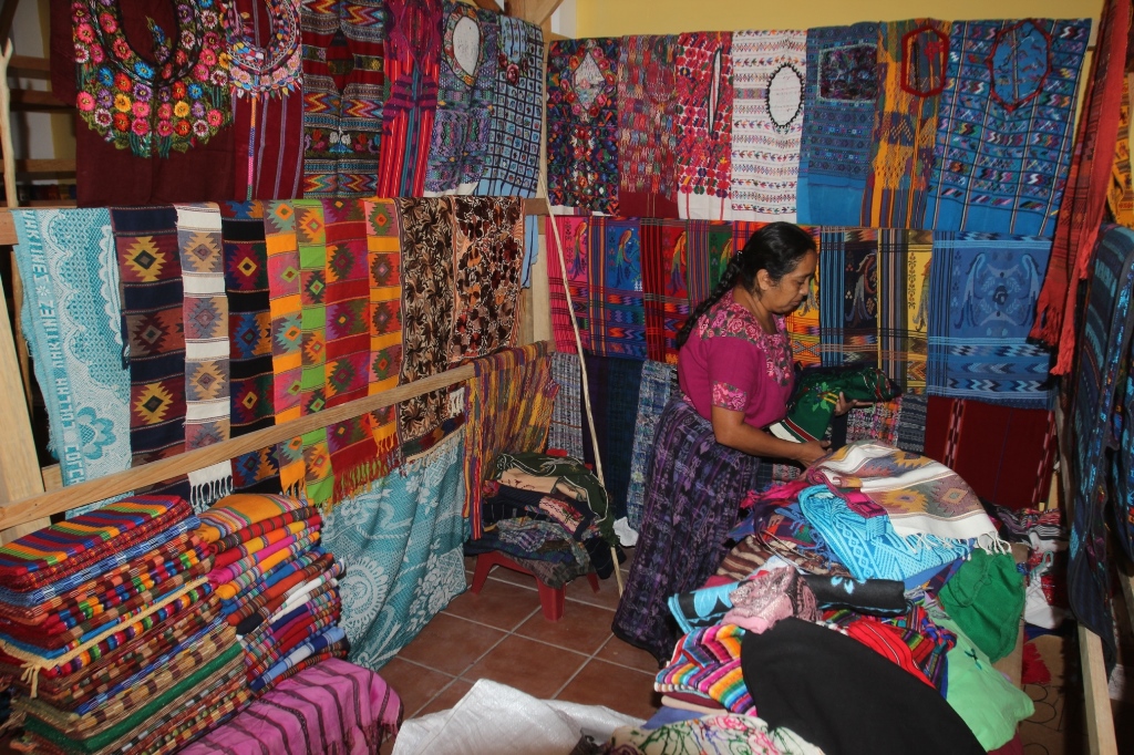 Uno de los locales del mercado de artesanías de San Antonio Agua Calientes. (Foto Prensa Libre: Miguel López).