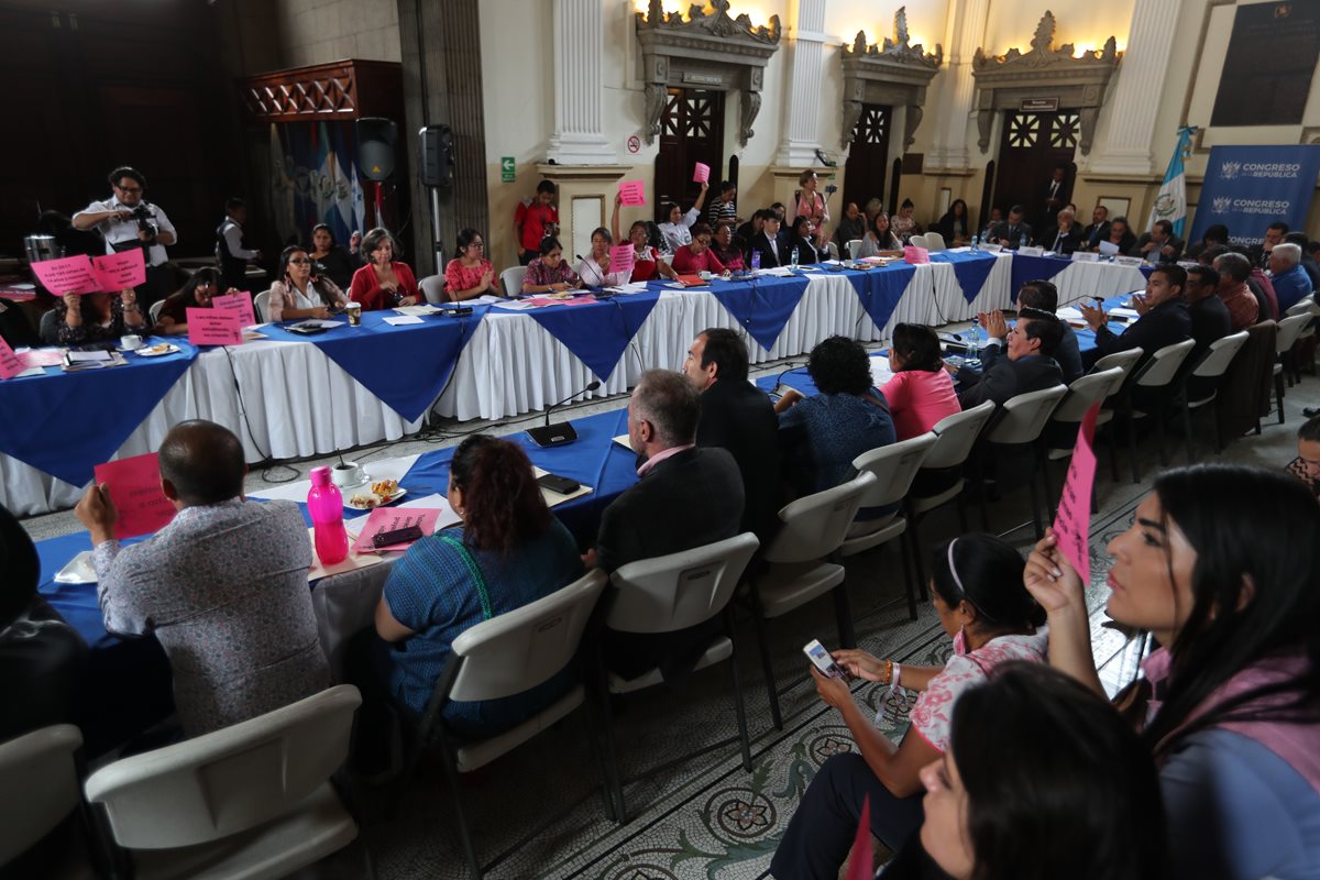 La Comisión de la Mujer convocó a varias mesas técnicas donde se conoció puntos a favor y en contra del aborto y el reconocimiento legal de la comunidad LGTBI. (Foto Prensa Libre: Hemeroteca PL)