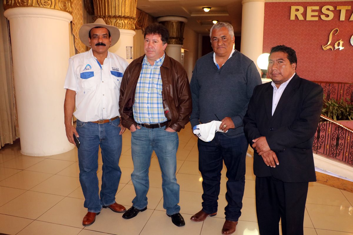 Directivos de la Asociación de Alcaldes de Quetzaltenango, se reunieron con Enrique Arredondo en un centro de convenciones de la zona 6 de Xela. (Foto Prensa Libre: Carlos Ventura)