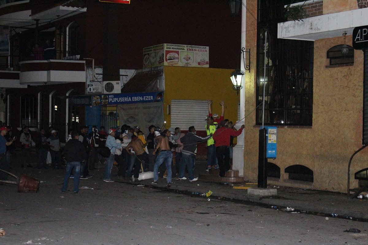 Durante la actividad pasada se registraron disturbios en el casco urbano de Chiquimula.(Foto Prensa Libre: Mario Morales)