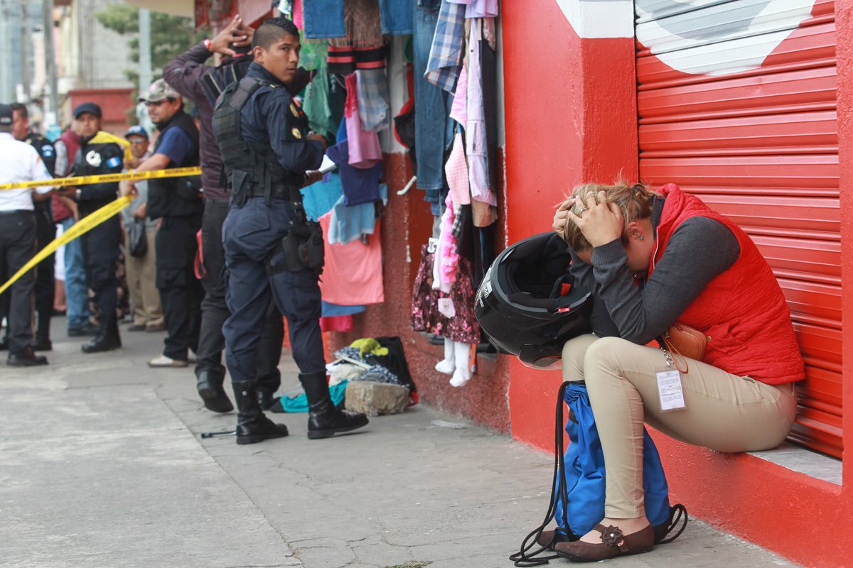 Familiares lloran a Mar?a Angé?lica Ru?z Benito, quien murió baleada el 4 de marzo pasado en la 18 calle y 16 avenida zona 6, de la capital. (Foto Prensa Libre: Hemeroteca PL)