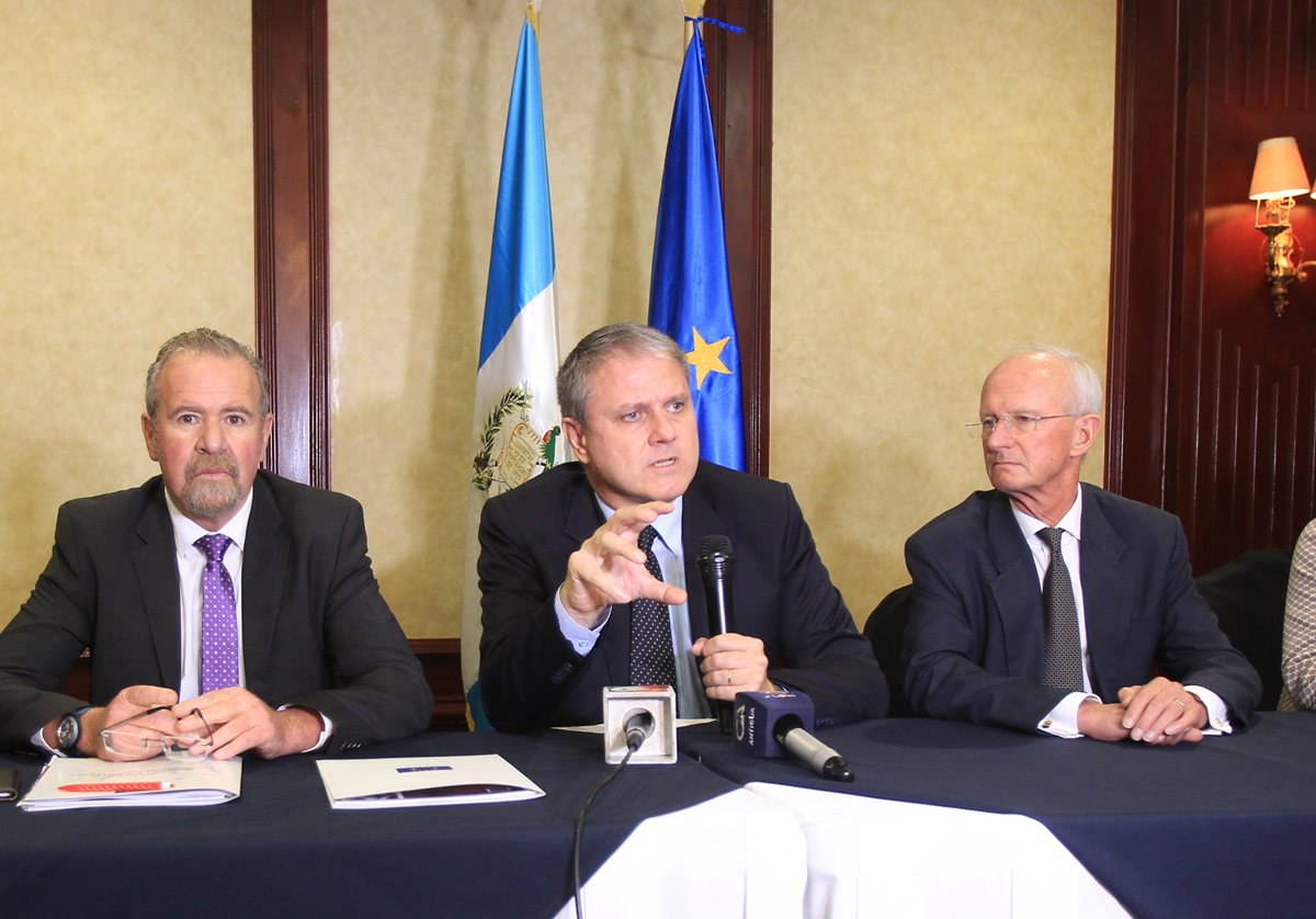 El embajador de la UE, Stefano Gatto -al centro-, durante una actividad previa a la reunión con el presidente Jimmy Morales. (Foto Prensa Libre: Esbin García)