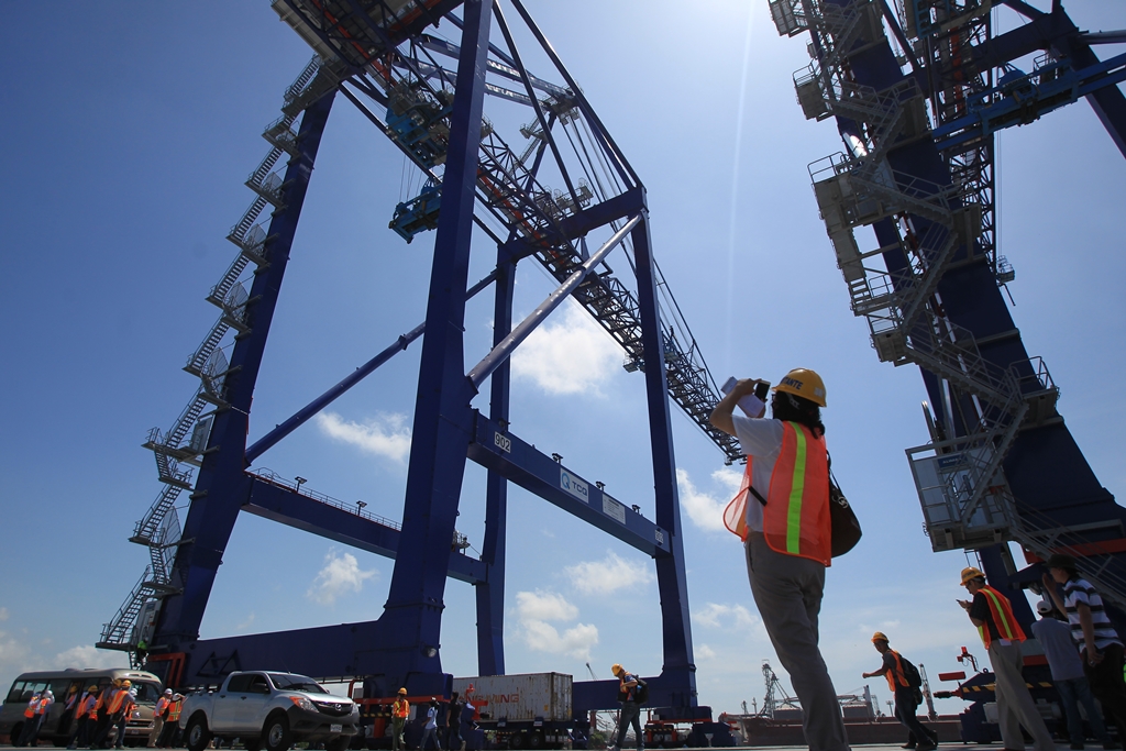 Operarios hacen funcionar grúas para mover contenedores en instalaciones de TCQ, en Puerto Quetzal, Escuintla (Foto Prensa Libre: Esbin García)