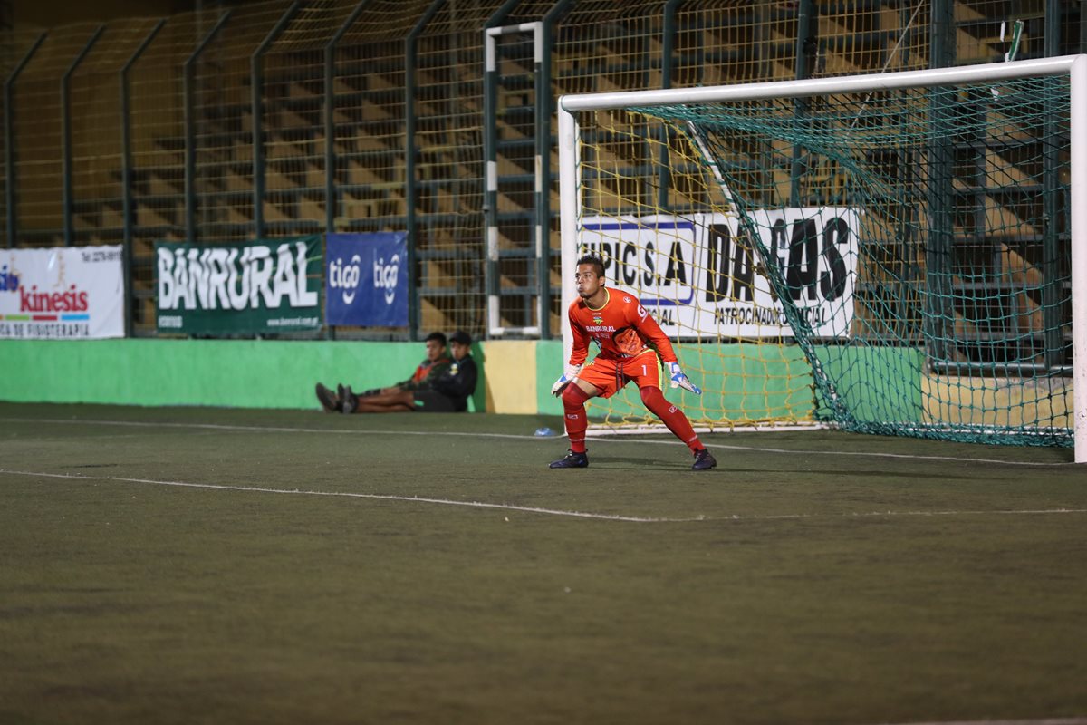 Deportivo Petapa fue multado por el Órgano Disciplinario de la Liga Nacional porque dos alcanzapelotas no cumplieron su función en el partido contra Malacateco, de la octava jornada del Clausura 2018, según el árbitro Wálter López (Foto Prensa Libre: Edwin Fajardo)