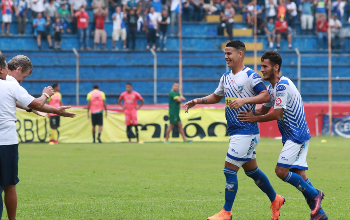 El salvadoreño Kevin Santamaría celebra con su entrenador Eduardo Méndez en el triunfo frente a Guastatoya. (Foto Prensa Libre: Cristian Soto)