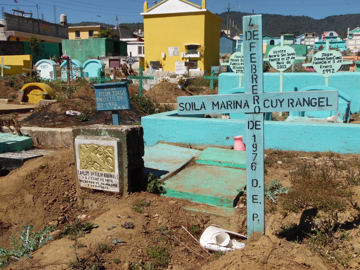 En el cementerio de Tecpán Guatemala, Chimaltenango, las cruces y lápidas recuerdan a las víctimas del terremoto del 4 de febrero de 1976. (Foto Prensa Libre: José Rosales)