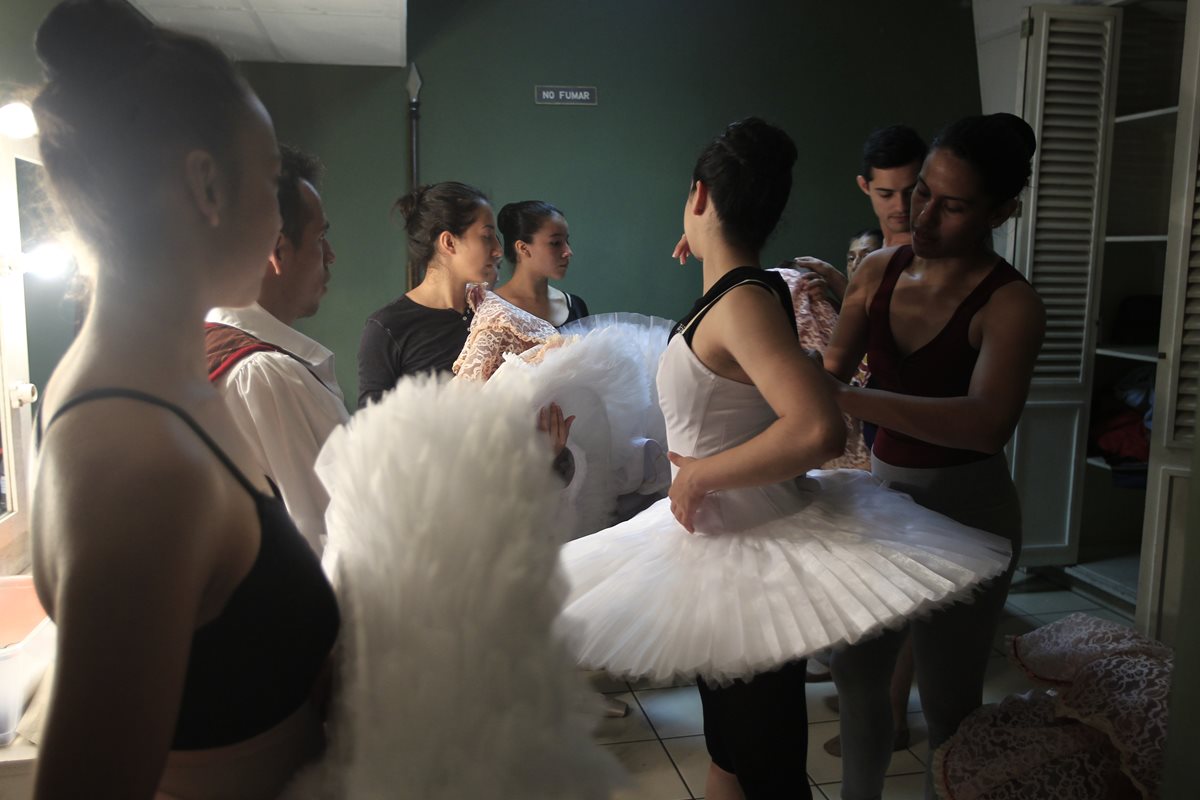 Bailarinas del Ballet Nacional de Guatemala se preparan en los camerinos del Centro Cultural Miguel Ángel Asturias. (Foto Prensa Libre: Carlos Hernández)