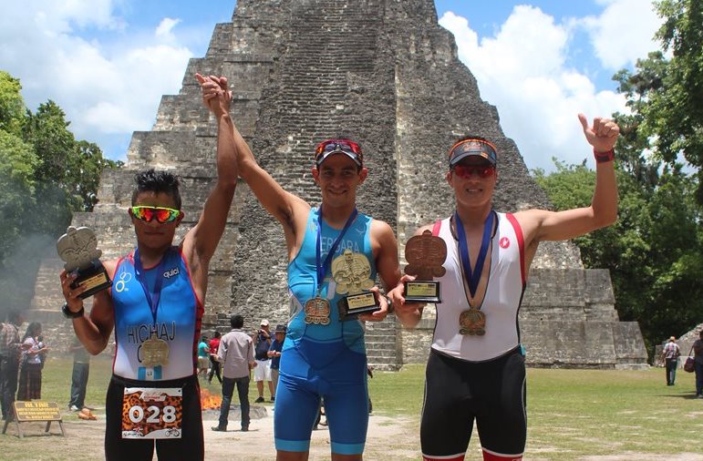 Gerardo Vergara —centro— festeja el primer lugar, seguido de Héctor Hichaj —izq— y Adrián Fonseca. (Foto Prensa Libre: Rigoberto Escobar)