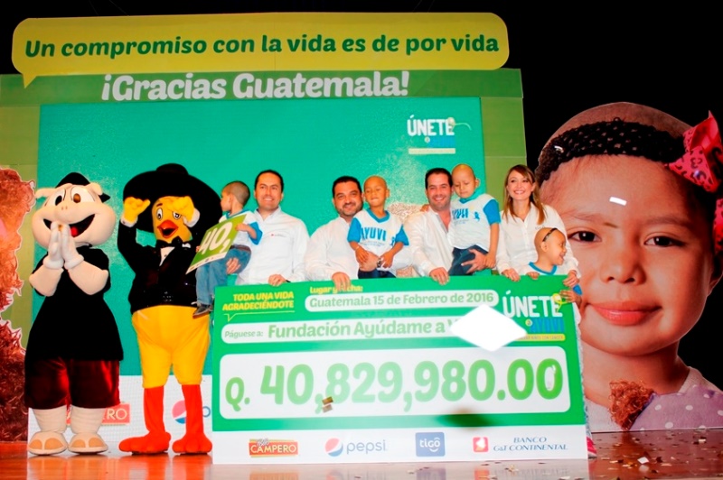 Carlos Granados, de Banco G&T Continental; Carlos Ramírez, de Pollo Campero; Raúl Zibara, de Pepsi; y Melanie Reimers, de Tigo, entregan la donación. (Foto Prensa Libre: cortesía)