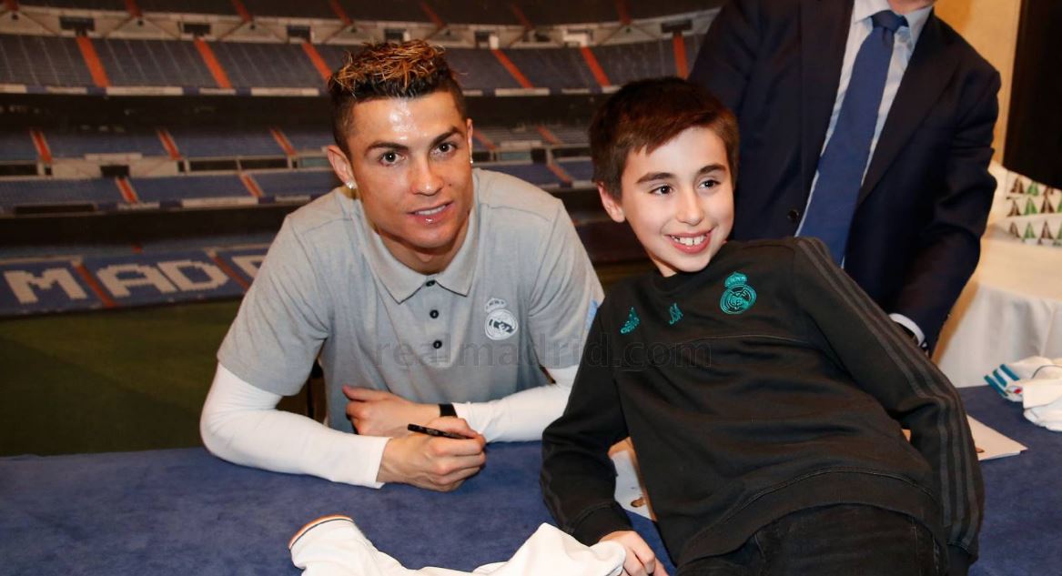 Cristiano Ronaldo sonríe junto a un pequeño seguidor en el hotel de concentración del Real Madrid, en la ciudad de Bilbao. (Foto Prensa Libre: Twitter Real Madrid)