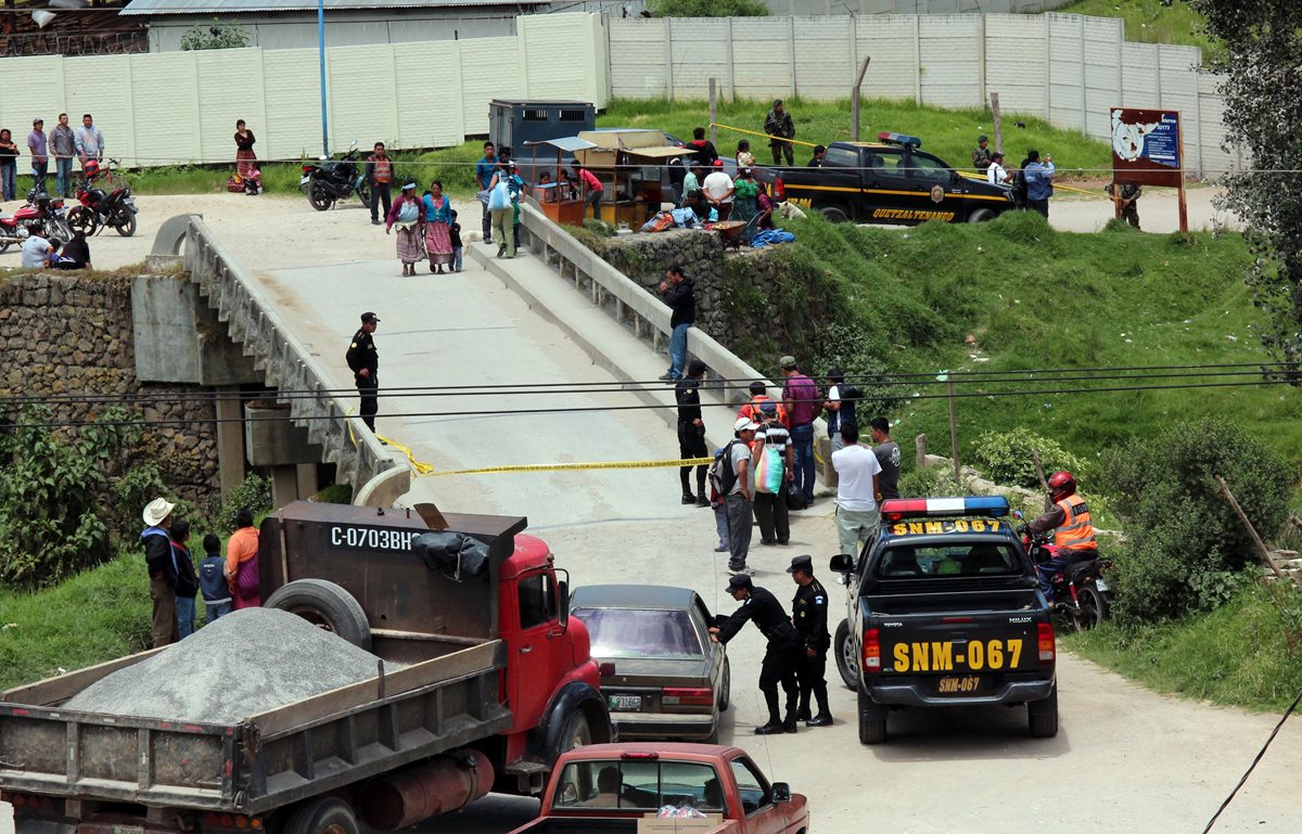 Agentes de la PNC e integrantes del Ejército resguardan el perímetro de la Granja Penal Cantel. (Foto Prensa Libre: Carlos Ventura).